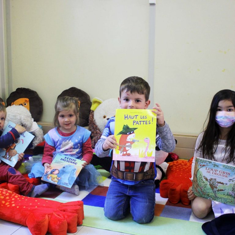 Les enfants-spectateurs sont venus, déguisés, écouter les lectures d'Émilie.