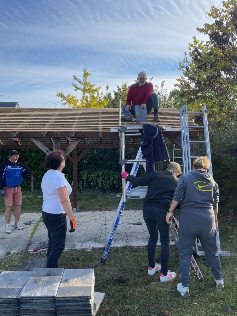 démontage kiosque collégiens 10.25 avec des bénévoles