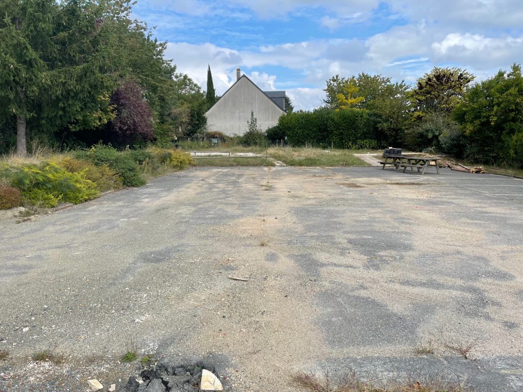 l'ancienne cours vidée de ses accessoires