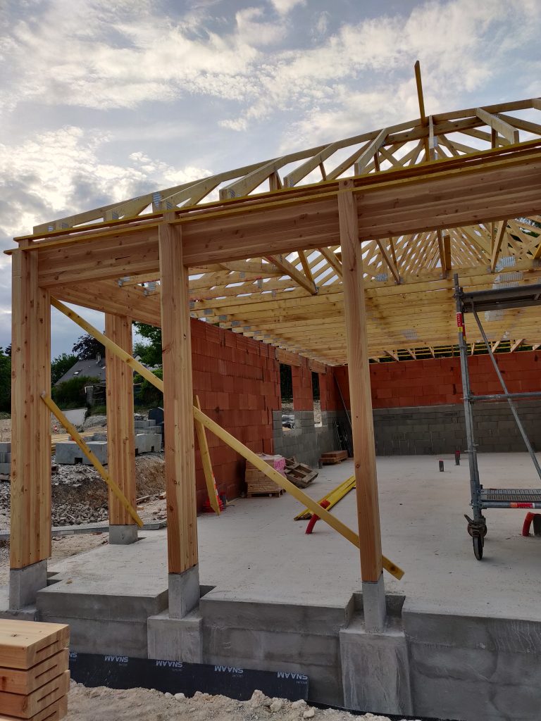 Structure bois et charpente pôle commercial mai 2026